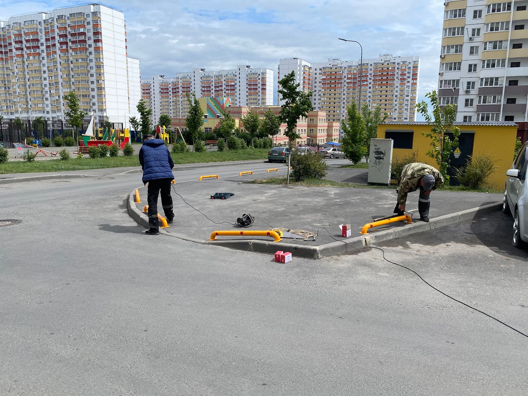 Металлические скобы для пешеходной зоны.